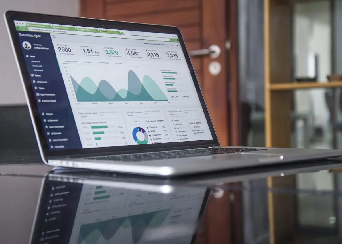 Laptop affichant un dashboard analytics pour illustrer le coût d'un site web